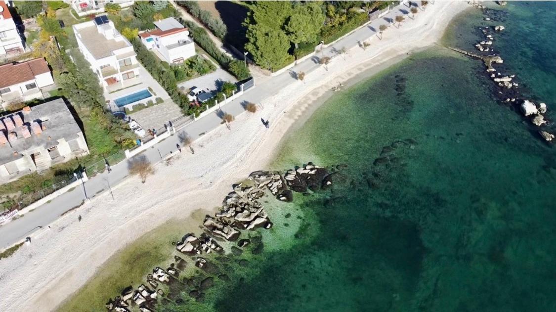 Sunny Apartment By The Beach Kaštel Štafilić エクステリア 写真