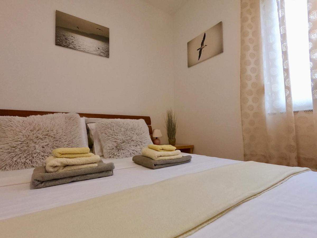 Sunny Apartment By The Beach Kaštel Štafilić エクステリア 写真