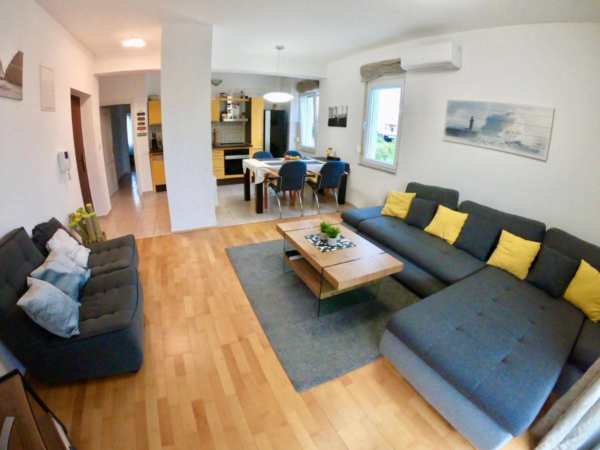 Sunny Apartment By The Beach Kaštel Štafilić エクステリア 写真