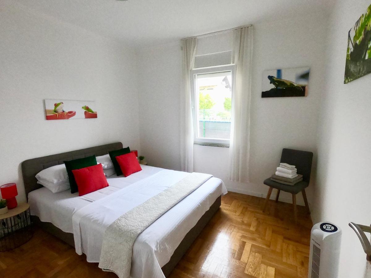 Sunny Apartment By The Beach Kaštel Štafilić エクステリア 写真